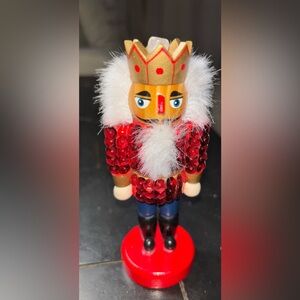 Mini sequin Nutcracker quartz crystal on crown